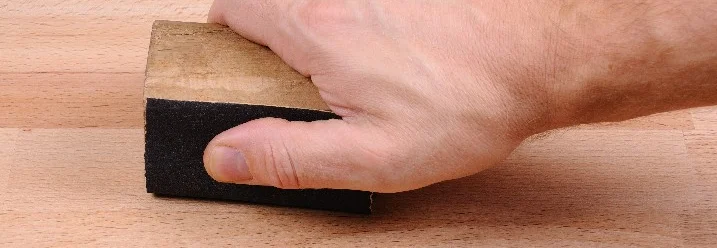 Hand schleift Holzplatte mit Schleifklotz